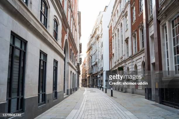 empty alleyway in central london - city of london stockfoto's en -beelden