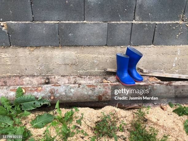 little child's rubber boots - botas de agua fotografías e imágenes de stock