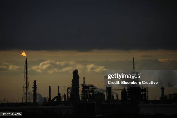 flare stack and oil refinery - port arthur texas stock-fotos und bilder