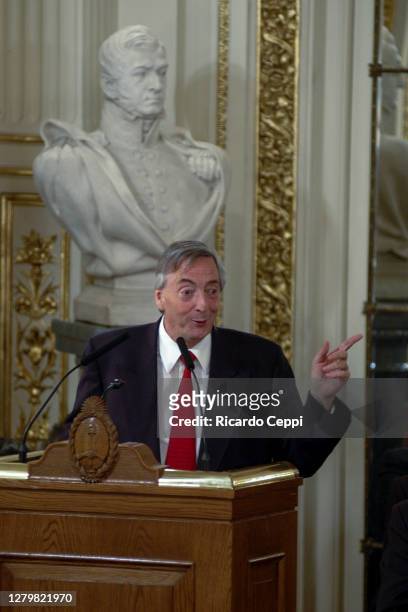 Argentina President Nestor Kirchner speaks during a ceremony in the White Room of the Government House on November 16, 2006 in Buenos Aires,...