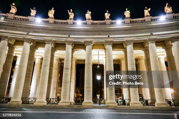een nachtzicht op de colonnade van bernini verlicht in de sint-pietersbasiliekplein - apostolisch-paleis stockfoto's en -beelden