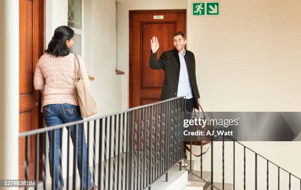 ondulant au voisin - woman waving goodbye photos et images de collection