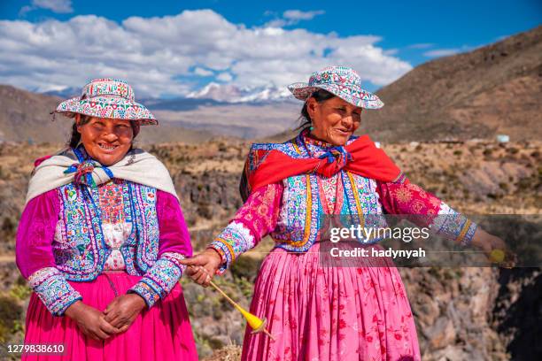 peruanische frauen spinnen wolle von hand in der nähe von colca canyon, peru - peruanische kultur stock-fotos und bilder