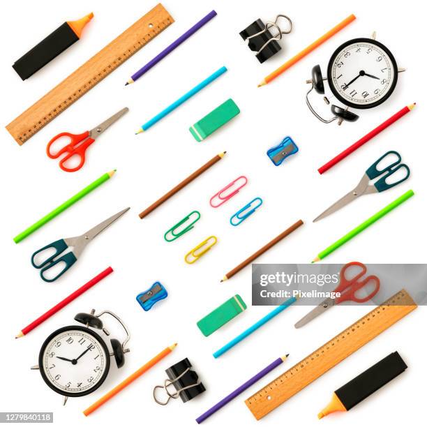 cancelleria scolastica colorata e forniture su sfondo bianco - materiale scolastico foto e immagini stock