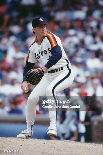 Darryl Kile, Pitcher for the Houston Astros winds up to throw a pitch during the Major League Baseball National League Central game against the...