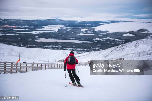 skiing at cairngorm mountain, aviemore, cairngorms national park, scotland, united kingdom, europe - cairngorms skiing stockfoto's en -beelden