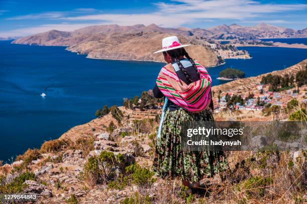 aymara frau mit blick auf die aussicht, isla del sol, titicacasee, bolivien - bolivianischer abstammung stock-fotos und bilder