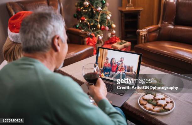 oudsten in de videovraag van kerstmis, online het spreken met familie. - chat noel stockfoto's en -beelden