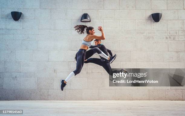 saut sportif de femme et d’homme - crossfit photos et images de collection