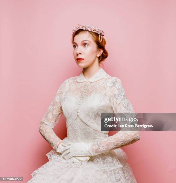 retro-styled elegant woman in white dress and flowered hat - lace glove 個照片及圖片檔