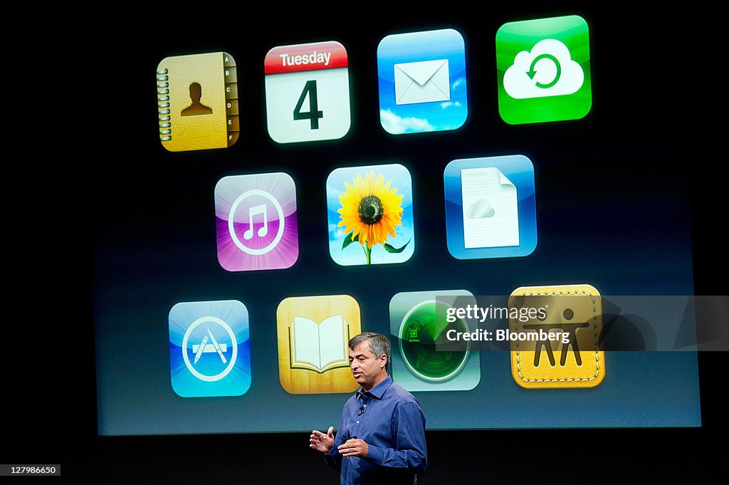 Apple CEO Tim Cook Announces the Apple iPhone 4s