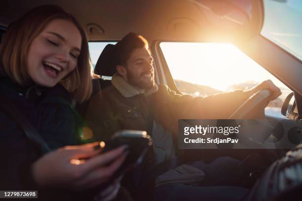 roadtrip met vrienden is altijd een leuke reis - rijden een motorvoertuig besturen stockfoto's en -beelden