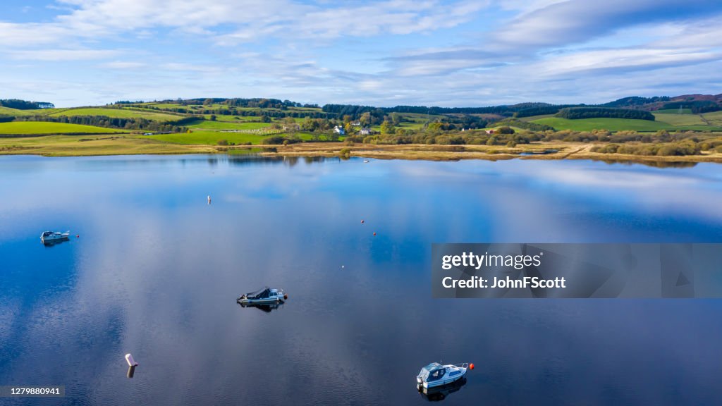 Die Hochwinkel-Luftaufnahme eines sich langsam bewegenden Flusses im ländlichen Dumfries und Galloway im Südwesten Schottlands