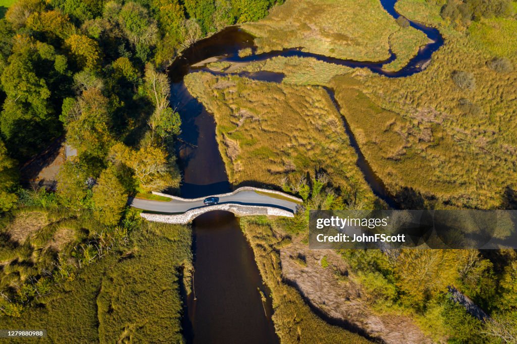 A vista aérea de um drone de uma velha ponte de pedra em Dumfries e Galloway sudoeste da Escócia