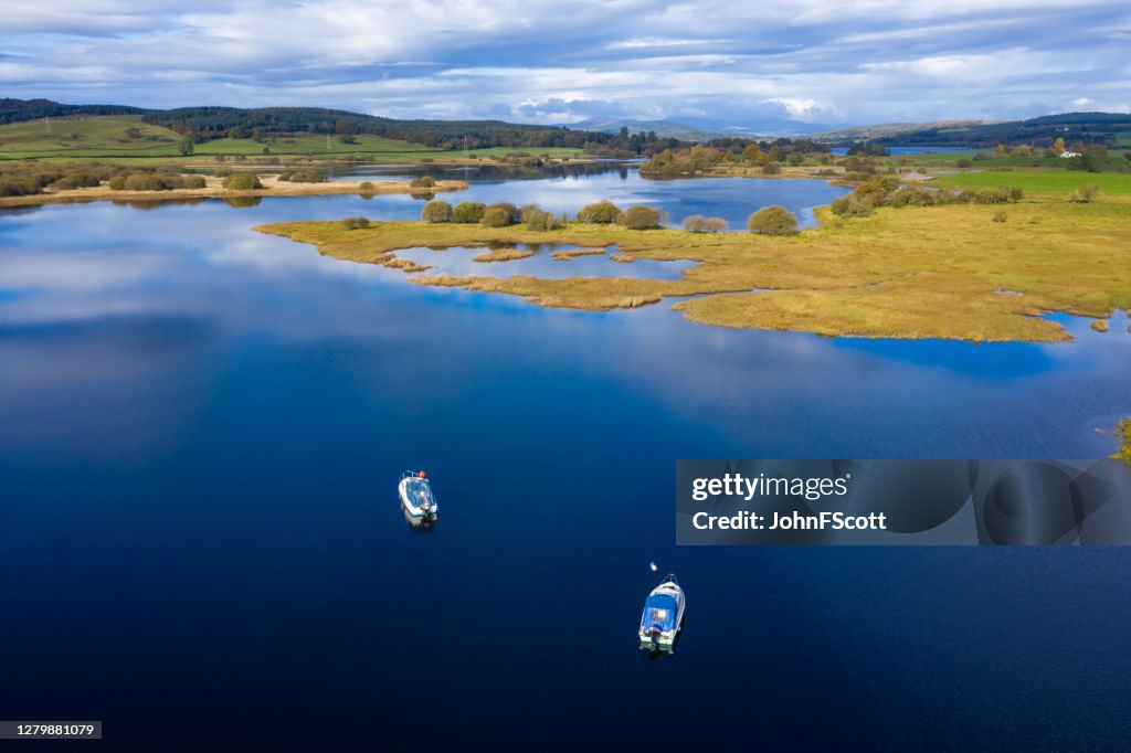 A vista aérea de um rio em movimento lento na zona rural de Dumfries e Galloway sudoeste da Escócia