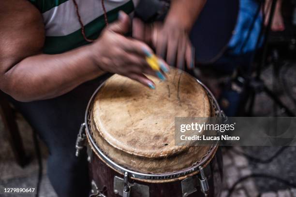 woman playing drum - brazilian atabaque - candomble stockfoto's en -beelden