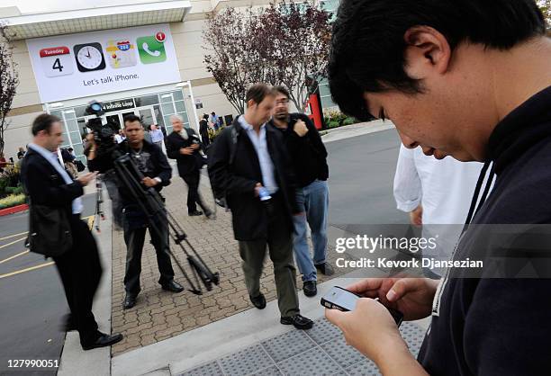 Members of the media gather after the event introducing the new iPhone 4s at the company's headquarters October 4, 2011 in Cupertino, California. The...