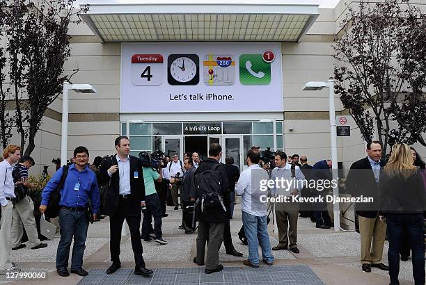 Members of the media gather after the event introducing the new iPhone 4s at the company's headquarters October 4, 2011 in Cupertino, California. The...