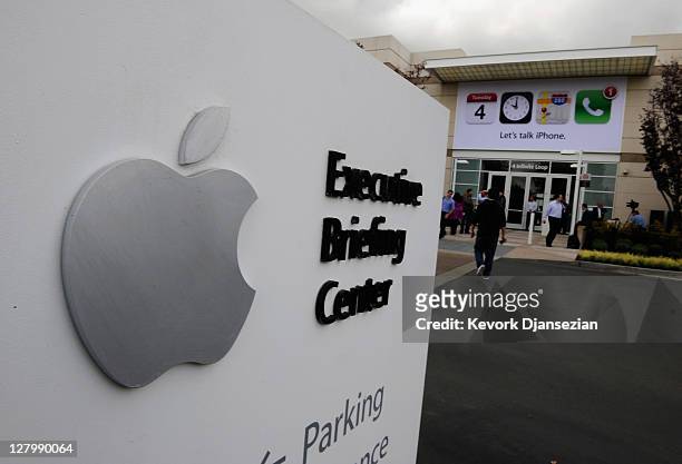 Members of the media gather after the event introducing the new iPhone 4s at the company's headquarters October 4, 2011 in Cupertino, California. The...