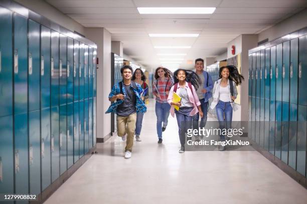 学校の廊下で走る多様な多民族の10代の学生 - arriving late class ストックフォトと画像