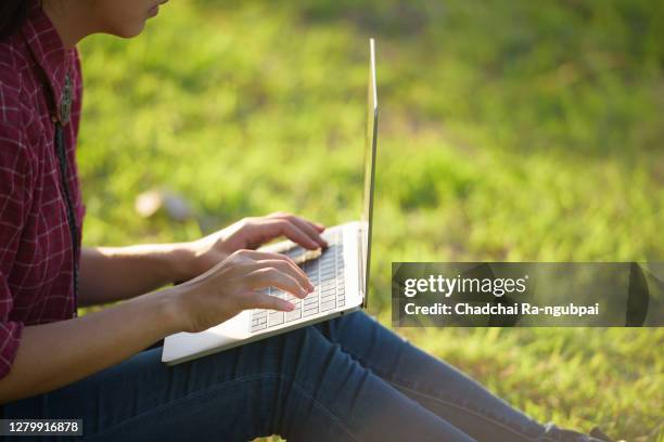 Peasant Using Computer Mouse Farmer Laptop Photos and Premium High Res Pictures - Getty Images
