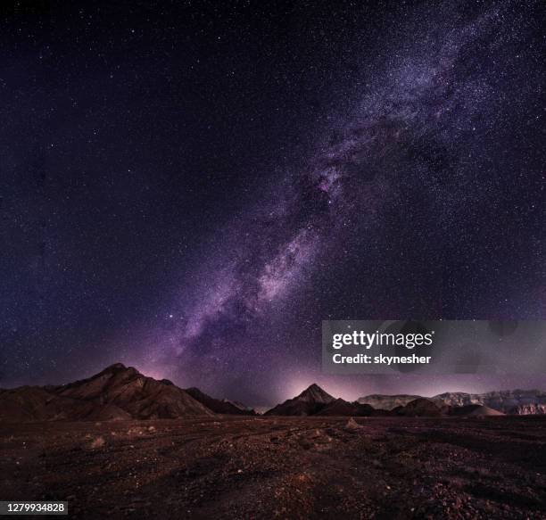 milchweg über der wüste im süden israels bei nacht. - desert night stock-fotos und bilder