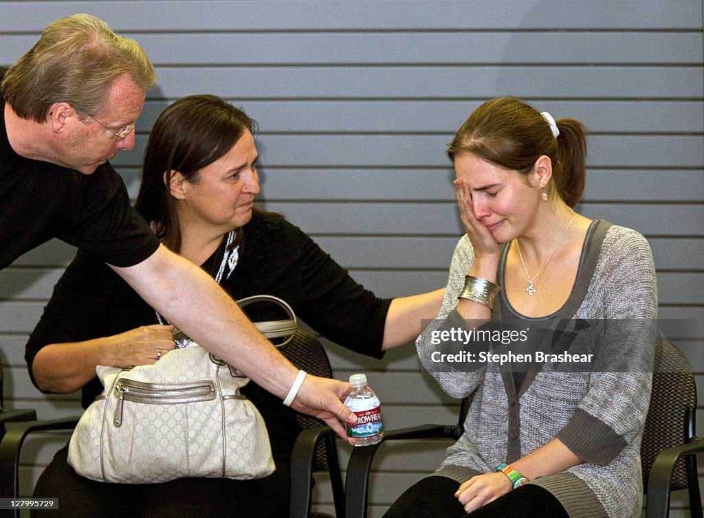 Amanda Knox Returns Home To Seattle After Italian Court Overturns Her Murder Conviction