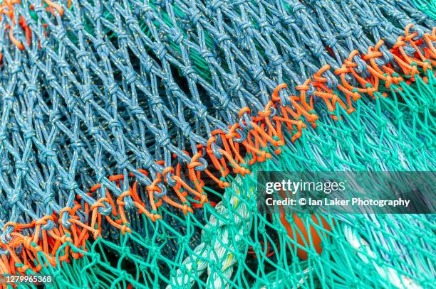 lyme regis, dorset, uk. 10 october 2020. close up detail of fishing nets on 'the cobb'. - jurassic coast world heritage site 個照片及圖片檔
