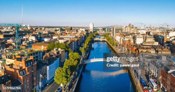 avión aéreo con puente ha'penny y río liffey durante la puesta de sol en dublín, irlanda - dublin fotografías e imágenes de stock