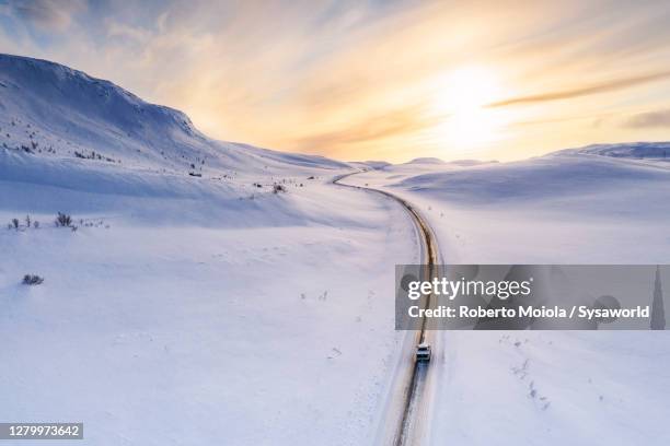 pick-up truck traveling on snowy road, sennalandet, finnmark, norway - clima polar fotografías e imágenes de stock