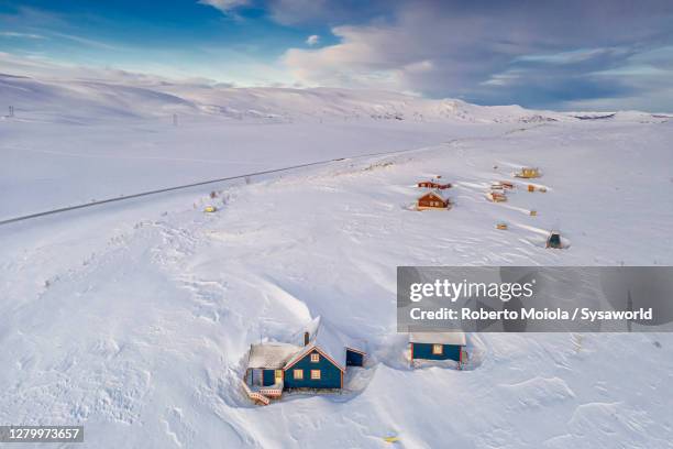 wood traditional houses in the snow, sennalandet, finnmark, norway - alta stock-fotos und bilder