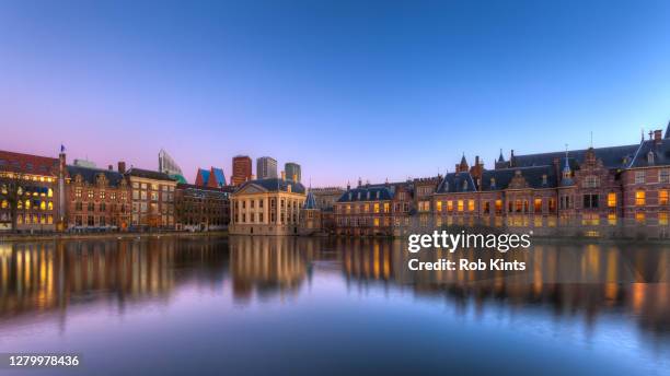 dutch houses of parliament and mauritshuis reflected in the court pond (hofvijver) at night - the hague stock pictures, royalty-free photos & images