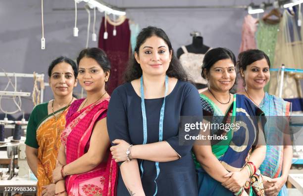 vrouwelijke textielarbeiders die zich samen in solidariteit bij fabriek bevinden - indian culture stockfoto's en -beelden