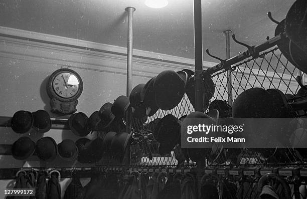 hats hanging up - 1930 1939 stockfoto's en -beelden