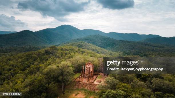 aerial view of thailand, sukhothai, sukhothai historical park - sukhothai foto e immagini stock