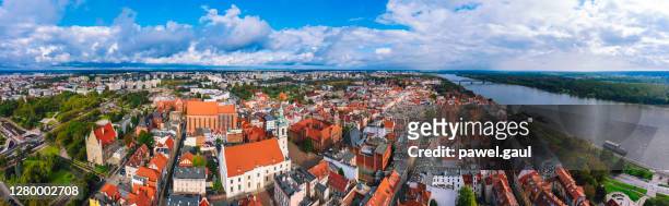 vue aérienne de la vieille ville de torun en pologne avec la vistule - old town poznan photos et images de collection