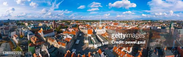 vue aérienne de la place du marché dans la vieille ville poznan - old town poznan photos et images de collection