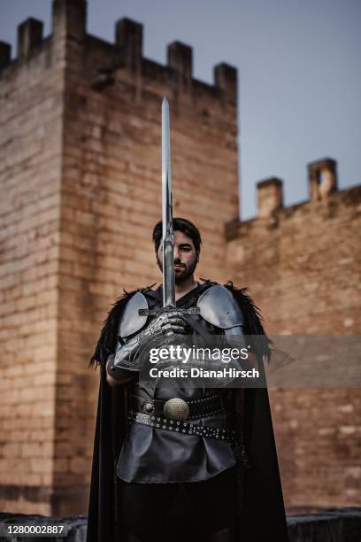 caballero de fantasía medieval negro con su espada - armoured fotografías e imágenes de stock