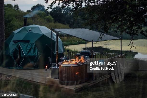 date night at a glamping site - camping de lujo fotografías e imágenes de stock