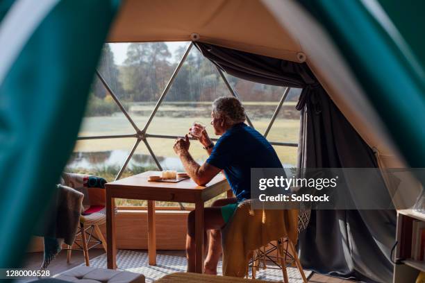 disfrutar de la paz y la tranquilidad - camping de lujo fotografías e imágenes de stock