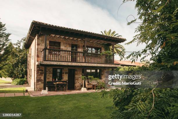 casa de campo con paredes de piedra - country house fotografías e imágenes de stock