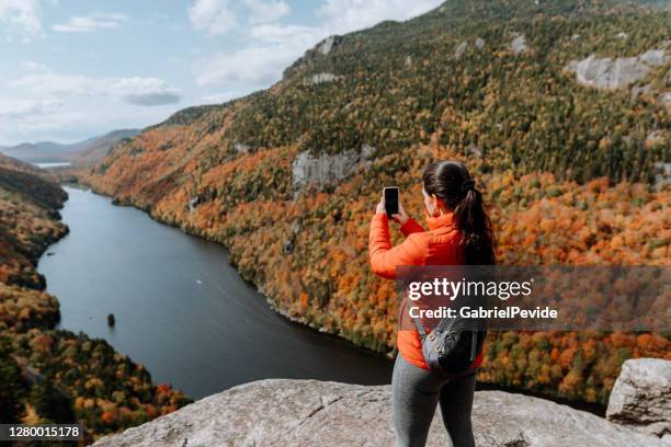 senderismo en la montaña adirondack en otoño - parque estatal de adirondack fotografías e imágenes de stock