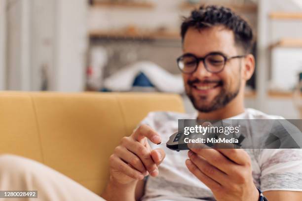 portret van een jonge mens die zijn insulineniveau thuis meet - diabetes stockfoto's en -beelden