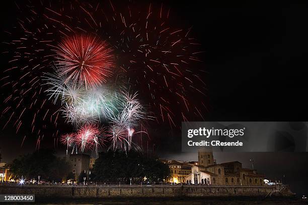 fireworks show in gijon festival - gijon fotografías e imágenes de stock