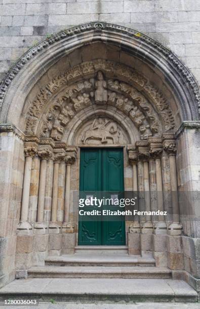 medieval portico of santiago church in betanzos, galicia, spain. monument in one of the camino de santiago pilgrimage route. - tympanon stock-fotos und bilder