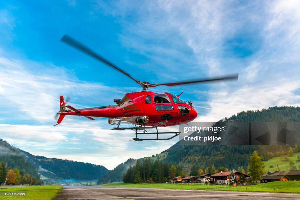 Roter Rettungshubschrauber landet auf Flugplatz