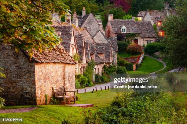 arlington row, bibury, cotswolds, gloucestershire, england - cotswolds - fotografias e filmes do acervo