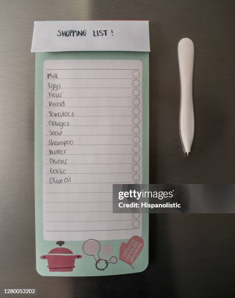 lista della spesa in frigo - lista della spesa foto e immagini stock