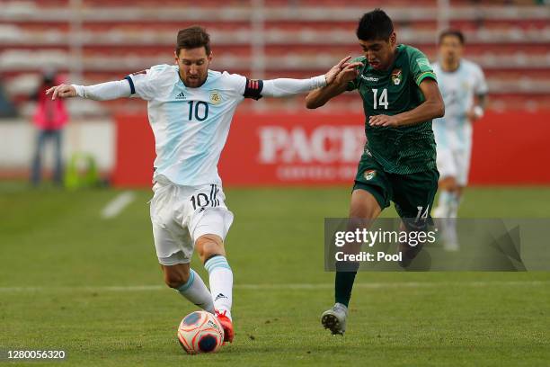 Lionel Messi of Argentina fights for the ball with Raúl Castro of Bolivia during a match between Bolivia and Argentina as part of South American...