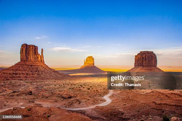 west and east mitten buttes, monument valley,utah-arizona,usa - monument valley fotografías e imágenes de stock